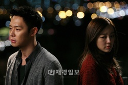 2012年下半期最高の期待作とうたわれている韓国MBC新ドラマ『会いたい』の主演俳優パク・ユチョンとユン・ウネのクランクインの様子が公開されて注目を集めている。