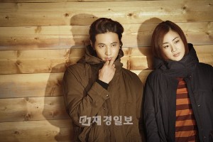 映画界のトップ俳優ウォンビンと、新星女優カン・ソラの写真が話題を集めている。 映画界のトップ俳優ウォンビンと、新星女優カン・ソラの写真が話題を集めている。