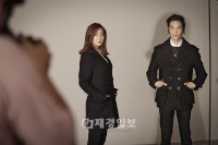 映画界のトップ俳優ウォンビンと、新星女優カン・ソラの写真が話題を集めている。 映画界のトップ俳優ウォンビンと、新星女優カン・ソラの写真が話題を集めている。