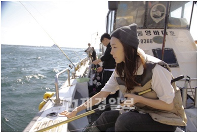 チェ・ジウは、23日夜10時に放送されるケーブルテレビチャンネルOlive「チェ・ジウのデリシャスコリア」で韓国料理の伝道師に変身、自ら海に出かけ様々な韓国料理を紹介するという。