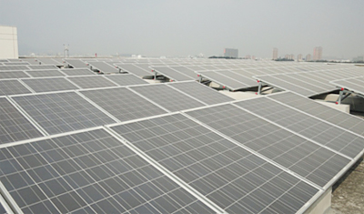 深セン村田科技有限公司の建屋屋上に設置されたソーラーパネル（写真：村田製作所）