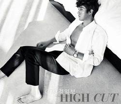 ソ・ジソプが、15日に発行されるスター・スタイルマガジン『HIGH CUT(ハイカット)』のグラビアで、危険な愛を振り撒く魔性の魅力を発散させた。 ソ・ジソプが、15日に発行されるスター・スタイルマガジン『HIGH CUT(ハイカット)』のグラビアで、危険な愛を振り撒く魔性の魅力を発散させた。