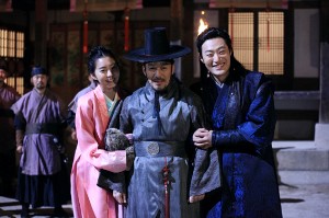 『チョン・ウチ(田禹治)』に出演中のキム・ガプス&イ・ヒジュン&AFTERSCHOOL(アフタースクール)ユイの“反転仲良しショット”が公開された。写真=チョロクペム メディア 『チョン・ウチ(田禹治)』に出演中のキム・ガプス&イ・ヒジュン&AFTERSCHOOL(アフタースクール)ユイの“反転仲良しショット”が公開された。写真=チョロクペム メディア