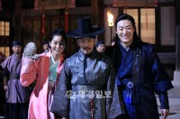 『チョン・ウチ(田禹治)』に出演中のキム・ガプス&イ・ヒジュン&AFTERSCHOOL(アフタースクール)ユイの“反転仲良しショット”が公開された。写真=チョロクペム メディア 『チョン・ウチ(田禹治)』に出演中のキム・ガプス&イ・ヒジュン&AFTERSCHOOL(アフタースクール)ユイの“反転仲良しショット”が公開された。写真=チョロクペム メディア