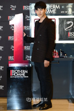 男性スキンケアブランド「BIOTHERM HOMME」のモデルを務める俳優のウォンビンが3日午前、アクアパワーXLサイズリミテッドエディションの発売記念イベントに出席した。 男性スキンケアブランド「BIOTHERM HOMME」のモデルを務める俳優のウォンビンが3日午前、アクアパワーXLサイズリミテッドエディションの発売記念イベントに出席した。