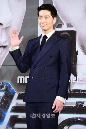 MBC水木ドラマ「7級公務員」の製作発表会が今月21日午後、ソウル市内で開かれ、出演者のチェ・ガンヒ、ファン・チャンソン(2PM)らが出席した。 MBC水木ドラマ「7級公務員」の製作発表会が今月21日午後、ソウル市内で開かれ、出演者のチェ・ガンヒ、ファン・チャンソン(2PM)らが出席した。