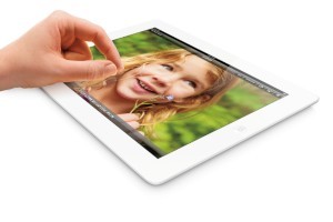 ソフトバンクとKDDIは、6日から128GBのiPad Retinaディスプレイ(第4世代iPad)を発売する。(写真提供:アップル) ソフトバンクとKDDIは、6日から128GBのiPad Retinaディスプレイ(第4世代iPad)を発売する。(写真提供:アップル)