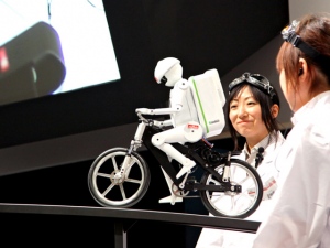 MEMSジャイロセンサーや傾斜センサー、およびそれらセンサーを用いた倒立振子制御技術など、「止まっても倒れない技術」が組み込まれたムラタセイサク君。(写真はCEATEC Japan 2011にて) MEMSジャイロセンサーや傾斜センサー、およびそれらセンサーを用いた倒立振子制御技術など、「止まっても倒れない技術」が組み込まれたムラタセイサク君。(写真はCEATEC Japan 2011にて)