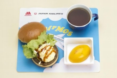 「AIRモスバーガー テリヤキたまご」の商品イメージ(写真:日本航空) 「AIRモスバーガー テリヤキたまご」の商品イメージ(写真:日本航空)