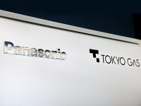 東京ガスとパナソニックは、家庭用燃料電池「エネファーム」の新製品を共同開発し、2013年4月から発売すると発表した。(パナソニックリビングショールーム東京にて撮影)