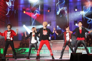 SHINeeが、13日午後6時に生放送されたMBCミュージックの音楽番組「SHOWチャンピオン」で3週連続1位を獲得した。 SHINeeが、13日午後6時に生放送されたMBCミュージックの音楽番組「SHOWチャンピオン」で3週連続1位を獲得した。