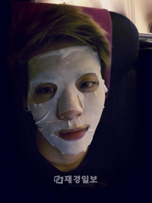 SHINeeジョンヒョンがパック中の写真を公開した。写真=SHINeeジョンヒョンのツイッターより SHINeeジョンヒョンがパック中の写真を公開した。写真=SHINeeジョンヒョンのツイッターより