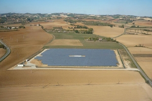 イタリアのピエモンテ州にある太陽光発電所の一つ（写真：三菱商事）