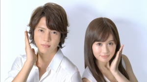 ロート製薬は、化粧水売上げ個数ナンバーワンを誇るスキンケアブランド「肌研(ハダラボ)」の「極潤(ゴクジュン)」シリーズを一斉リニューアルし、コマーシャル展開には山下智久、前田敦子を起用している。 ロート製薬は、化粧水売上げ個数ナンバーワンを誇るスキンケアブランド「肌研(ハダラボ)」の「極潤(ゴクジュン)」シリーズを一斉リニューアルし、コマーシャル展開には山下智久、前田敦子を起用している。