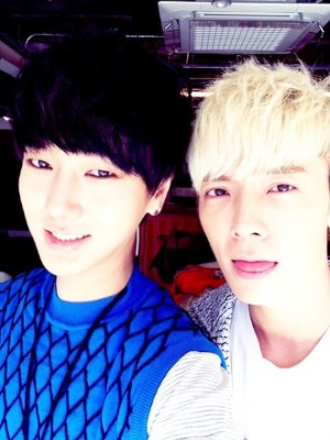 SUPER JUNIORのイェソンがドンヘと楽しんでいる様子を公開した。写真=イェソンのツイッターより SUPER JUNIORのイェソンがドンヘと楽しんでいる様子を公開した。写真=イェソンのツイッターより