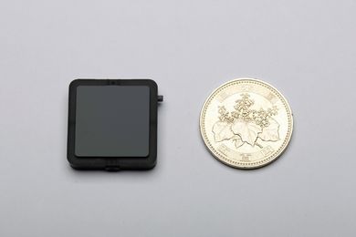 世界最小・最薄・最軽量の小型センサー（画像：富士通）