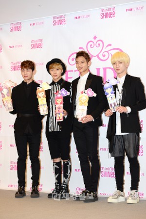15日午後、ソウル・エチュードハウス本社で、SHINeeが企画開発に関わった香水「MINIMIE BE MY PRINCESS」の制作発表会が開かれた。 15日午後、ソウル・エチュードハウス本社で、SHINeeが企画開発に関わった香水「MINIMIE BE MY PRINCESS」の制作発表会が開かれた。