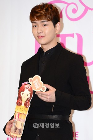 AFTERSCHOOLジョンアとの熱愛が先月報じられていたSHINeeオンユが15日、熱愛報道以来初めて公の場で姿を見せた。 AFTERSCHOOLジョンアとの熱愛が先月報じられていたSHINeeオンユが15日、熱愛報道以来初めて公の場で姿を見せた。