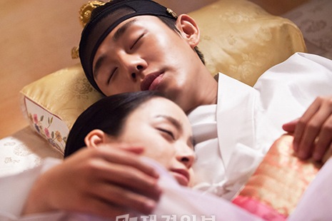 『張玉貞、愛に生きる』ユ・アイン＆キム・テヒのベッドシーン公開…本当に寝ているみたい！？