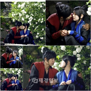 『九家の書』のイ・スンギとスジが、“1mmキス”を披露し、視聴者をときめかせている。写真=サムファネットワークス 『九家の書』のイ・スンギとスジが、“1mmキス”を披露し、視聴者をときめかせている。写真=サムファネットワークス