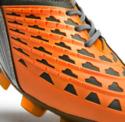 縦回転を促進する突起を付けたパネル(拡大)(画像:ミズノ) 縦回転を促進する突起を付けたパネル(拡大)(画像:ミズノ)