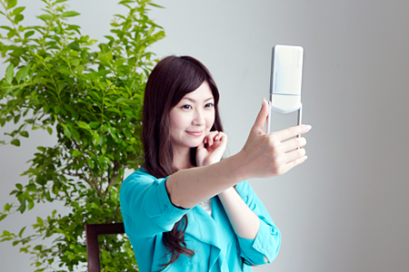 「EX-TR15」使用イメージ(写真:カシオ計算機) 「EX-TR15」使用イメージ(写真:カシオ計算機)