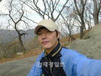 俳優ユン・サンヒョンが登山マニアだったことが最近分かり話題となっている。写真=オンラインコミュニティ掲示板 俳優ユン・サンヒョンが登山マニアだったことが最近分かり話題となっている。写真=オンラインコミュニティ掲示板