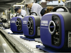 国内向けインバータ発電機のほとんどは、この静岡県掛川市にある東工場で生産されている。震災以降24時間体制で組み立てられているのは、主力モデルの「EF1600iS」。 国内向けインバータ発電機のほとんどは、この静岡県掛川市にある東工場で生産されている。震災以降24時間体制で組み立てられているのは、主力モデルの「EF1600iS」。