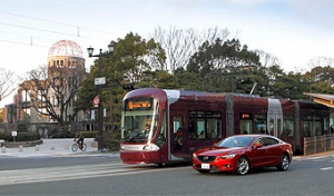 今回マツダが広島市内で行う実験は、毎日市民15万人が利用する路面電車と自律型車載センサー搭載の自動車との間で通信を行ない、接触事故を未然に防ぎ、安全で円滑な運転を支援するシステムの検証が中心となる。 今回マツダが広島市内で行う実験は、毎日市民15万人が利用する路面電車と自律型車載センサー搭載の自動車との間で通信を行ない、接触事故を未然に防ぎ、安全で円滑な運転を支援するシステムの検証が中心となる。