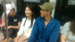 女優パク・ハソンが地下鉄に乗っている写真が公開され話題だ。 女優パク・ハソンが地下鉄に乗っている写真が公開され話題だ。