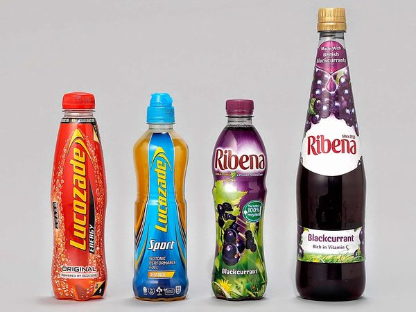 「Lucozade(ルコゼード)」(左2本)と「Ribena(ライビーナ)」(右2本)(画像:サントリー食品インターナショナル) 「Lucozade(ルコゼード)」(左2本)と「Ribena(ライビーナ)」(右2本)(画像:サントリー食品インターナショナル)