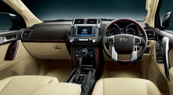 ランドクルーザープラド TZ-G 内装(画像:トヨタ自動車) ランドクルーザープラド TZ-G 内装(画像:トヨタ自動車)