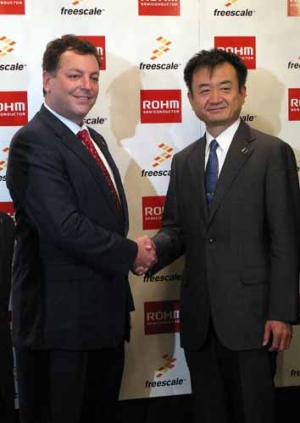 今回、2社の協業を発表した、フリースケール・セミコンダクタ・ジャパン社長ディビッドM・ユーゼ氏(写真左)とローム取締役LSI商品戦略本部長の高野利紀氏。