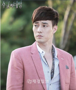 「長い旧盆帰省路に車で隣の席に座らせたいスター」というアンケートで、“主君”ソ・ジソプが36%の高い支持を受けて1位を獲得した。 「長い旧盆帰省路に車で隣の席に座らせたいスター」というアンケートで、“主君”ソ・ジソプが36%の高い支持を受けて1位を獲得した。