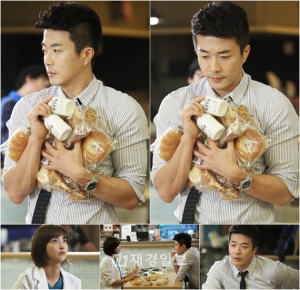 クォン・サンウがオ・ヨンソに大量の“パン攻撃”を仕掛けた?写真=A Story クォン・サンウがオ・ヨンソに大量の“パン攻撃”を仕掛けた?写真=A Story
