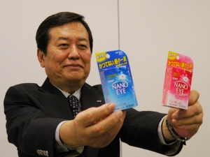 「ナノアイ」シリーズを両手に記者の前で自信に満ちた表情を見せるロート製薬 代表取締役社長 兼COO 吉野俊昭氏 「ナノアイ」シリーズを両手に記者の前で自信に満ちた表情を見せるロート製薬 代表取締役社長 兼COO 吉野俊昭氏