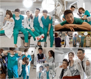 MBC新水木ドラマ『メディカルトップチーム』のポスター撮影時のビハインドカットが公開され、話題となっている。写真= A story MBC新水木ドラマ『メディカルトップチーム』のポスター撮影時のビハインドカットが公開され、話題となっている。写真= A story