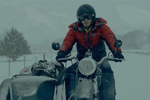 ヒョンビン、「K2」のCMでワイルドな魅力　バイクで雪原を疾走