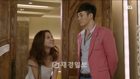 水木ドラマ視聴率1位の座を固守しているSBSドラマ『主君の太陽』の人気が熱い。特に、ジュンウォン役を演じているソ・ジソブのラグジュアリーなスーツファッションに対する関心が高まっている。 水木ドラマ視聴率1位の座を固守しているSBSドラマ『主君の太陽』の人気が熱い。特に、ジュンウォン役を演じているソ・ジソブのラグジュアリーなスーツファッションに対する関心が高まっている。