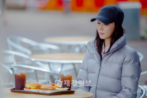 1人で3人分のハンバーガーセットを注文するチェ・ジウの秘密が明らかになった。彼女にはどうしても忘れられない家族がいたのだ。写真= SBS 1人で3人分のハンバーガーセットを注文するチェ・ジウの秘密が明らかになった。彼女にはどうしても忘れられない家族がいたのだ。写真= SBS