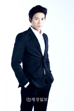 ブラックホールのような吸引力で人気上昇中のKBS 2TV水木ドラマ『秘密』で主人公を演じるチソンの公式インタビューが到着した。 ブラックホールのような吸引力で人気上昇中のKBS 2TV水木ドラマ『秘密』で主人公を演じるチソンの公式インタビューが到着した。