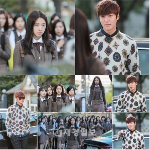 イ・ミンホとパク・シネが、50人以上の女子高生に囲まれながら、校門の前で劇的再会を果たした。写真=ファエンダムピクチャーズ イ・ミンホとパク・シネが、50人以上の女子高生に囲まれながら、校門の前で劇的再会を果たした。写真=ファエンダムピクチャーズ