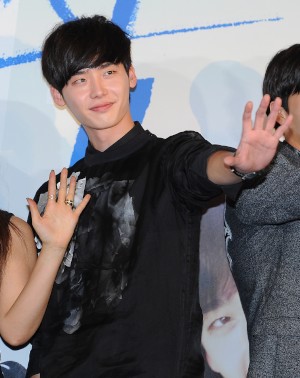 イ・ジョンソクの所属事務所Wellmade STAR Mの関係者は「イ・ジョンソクがソウル地方兵務庁で身体検査を受けた」と伝えた。 イ・ジョンソクの所属事務所Wellmade STAR Mの関係者は「イ・ジョンソクがソウル地方兵務庁で身体検査を受けた」と伝えた。