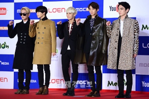 14日午後、ソウルオリンピック公園体操競技場で「2013メロンミュージックアワード」の授賞式が行われ、SHINeeがアーティスト賞を受賞した。 14日午後、ソウルオリンピック公園体操競技場で「2013メロンミュージックアワード」の授賞式が行われ、SHINeeがアーティスト賞を受賞した。