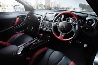 日産自動車は19日、高級スポーツカー「NISSAN GT-R」をマイナーチェンジした14年モデルを12月2日に発売すると発表した。 日産自動車は19日、高級スポーツカー「NISSAN GT-R」をマイナーチェンジした14年モデルを12月2日に発売すると発表した。