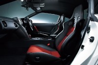 日産自動車は19日、高級スポーツカー「GT-R」の特別モデル「NISMO」を2月末から発売すると発表した。