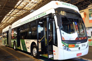 三菱重工業と三菱商事は20日、ブラジルのサンパウロ州で電気バスの走行試験を行なうと発表した。写真は両社が公開した電気バスの車体全景。 三菱重工業と三菱商事は20日、ブラジルのサンパウロ州で電気バスの走行試験を行なうと発表した。写真は両社が公開した電気バスの車体全景。