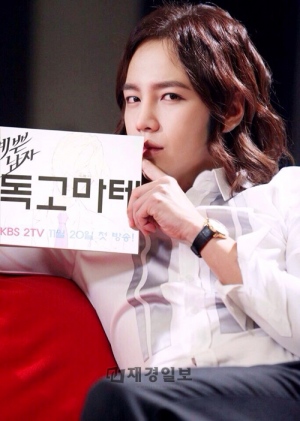 20日に放送を開始したKBS2TV新水木ドラマ『綺麗な男』の男女主人公を演じるチャン・グンソクとIUが、自己紹介を交えた広報活動に乗り出した。写真=グループエイト 20日に放送を開始したKBS2TV新水木ドラマ『綺麗な男』の男女主人公を演じるチャン・グンソクとIUが、自己紹介を交えた広報活動に乗り出した。写真=グループエイト