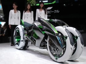 カワサキブースでは、走行する時にはボディが変形する三輪電動ビークル『J』をコンセプトモデルとして出展 カワサキブースでは、走行する時にはボディが変形する三輪電動ビークル『J』をコンセプトモデルとして出展