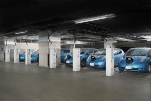 日産自動車は29日、電気自動車（EV）「日産リーフ」複数台から建物に電力を給電するシステム「Vehicle to Building」の実証実験の経過を発表した。